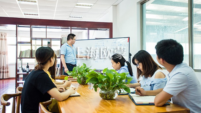 设备研发总监对员工进行**喷雾江南app尤文图斯赞助商有哪些的知识培训