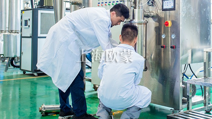 欧蒙实验专员对客户寄了的物料进行喷雾干燥实验